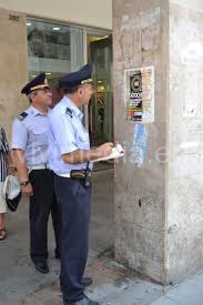 polizia-locale-controlla-manifesti-sui-muri-cava-de'-tirreni-vivimedia